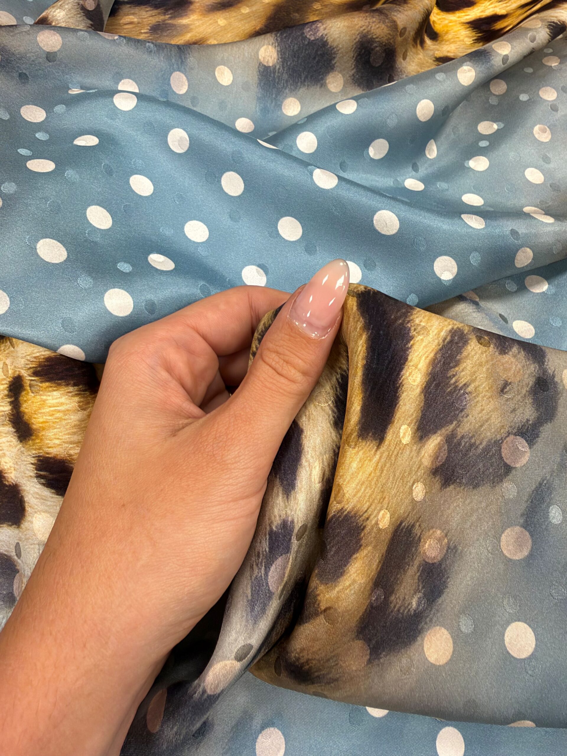 Soie Jacquard Léo et pois bleu – Image 3